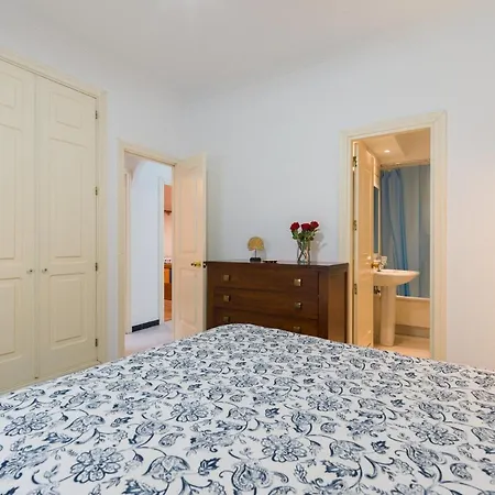 Apartment Three Bedroom Flat With Pool And Sea View